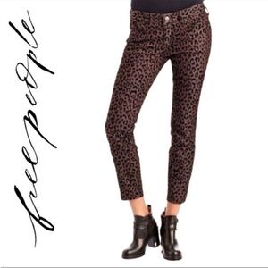 ▶️ FREE PEOPLE ◀️ VELVET FROCKED LEOPARD CHEETAH ANIMAL JEANS PANT Size 29